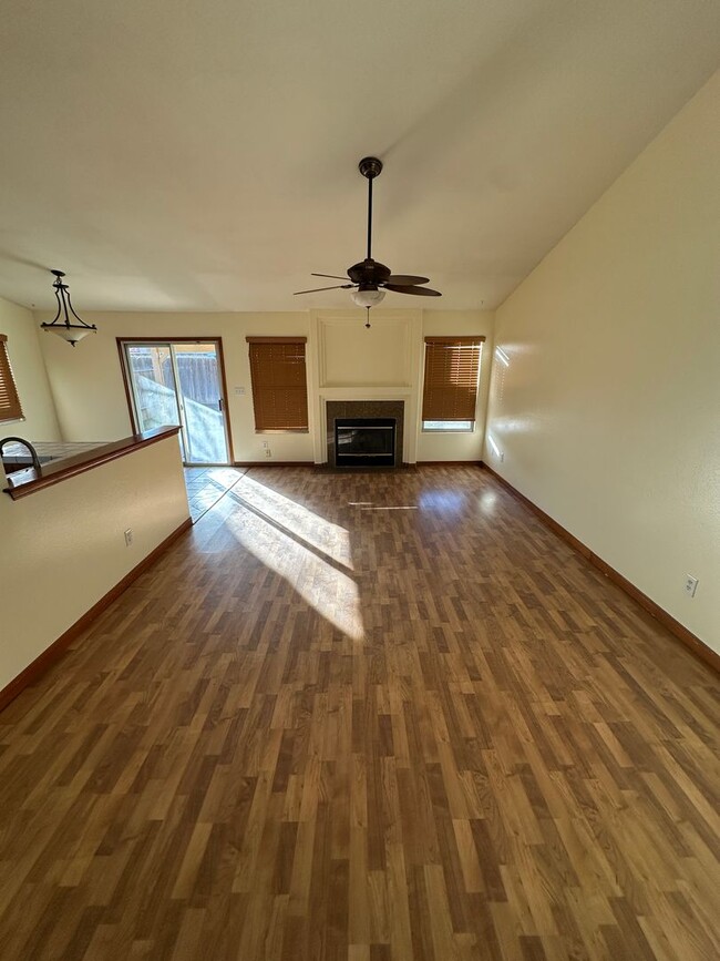 Building Photo - Spacious 5-Bedroom Home in Bakersfield, CA!