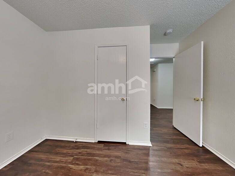 Building Photo - 5428 Kleberg Dr