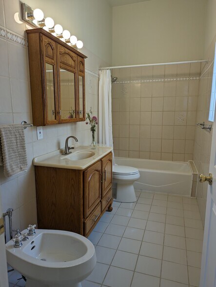 Building Photo - 5440 Topeka Dr