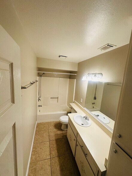 Building Photo - 6005 Hill Dale Ct