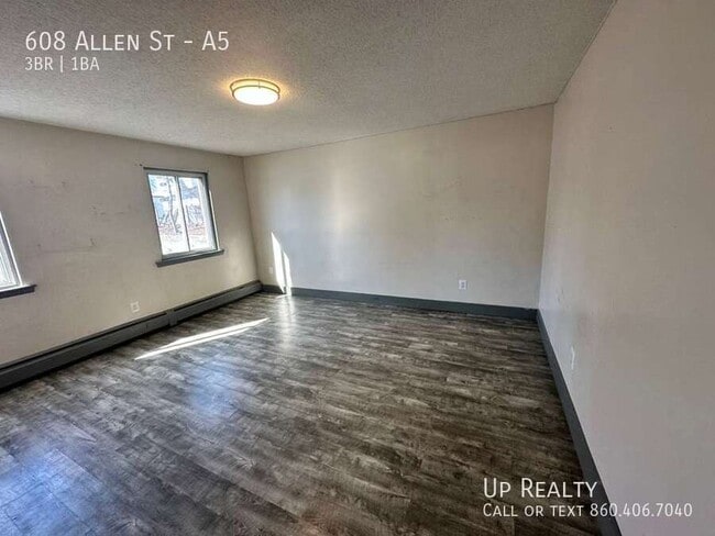 Building Photo - 608 Allen St