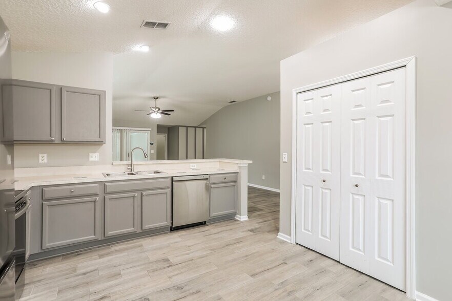 Building Photo - 320 Southlake Dr