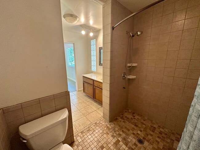 Building Photo - 4 Bedroom 2.5 Bathroom Home on 2 Acres Clo...
