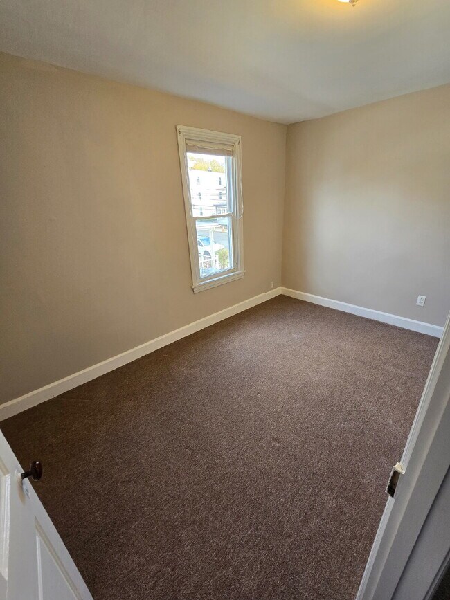 Building Photo - "Charming 3-Bedroom Duplex on Lincoln St – Your New Home Awaits!"