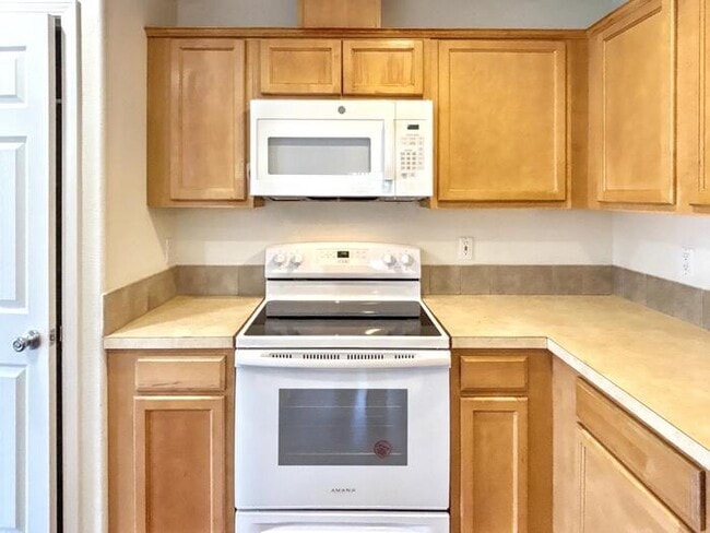 Building Photo - Spacious 3-Bedroom Townhome with Convenien...