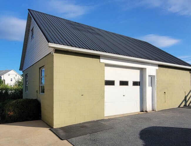 Building Photo - 331 Newport Rd