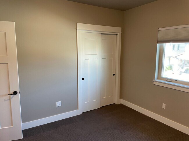 Building Photo - 2689 Blackbird Dr