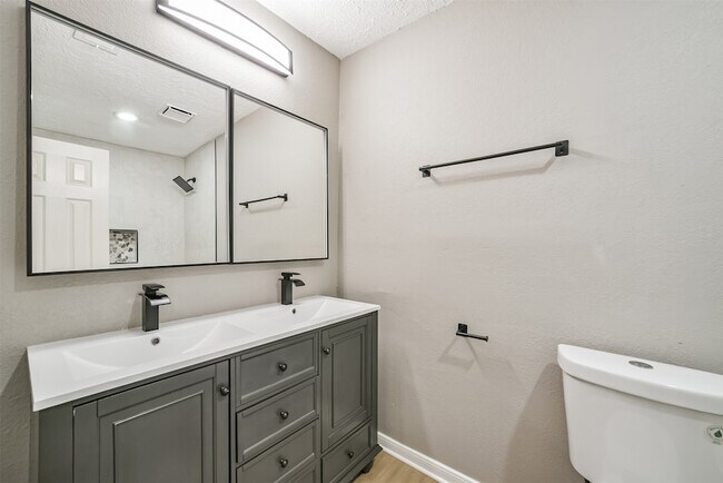 Building Photo - 10826 Thorncliff Dr