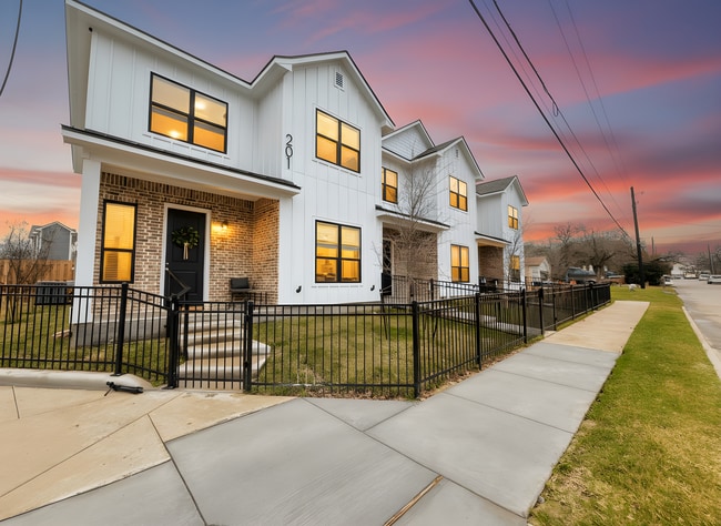 Building Photo - 201 Fairway Dr