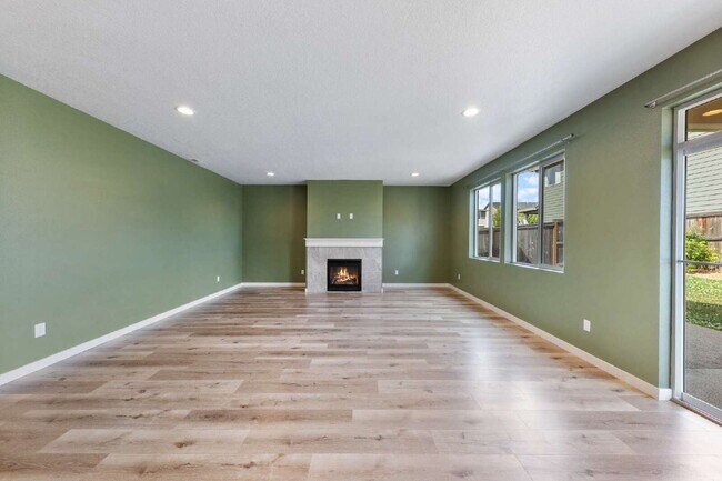Building Photo - Large Recent Construction Home with Bonus Room!