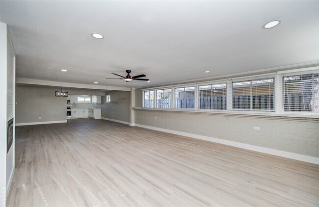 Building Photo - 7918 Bayside Dr