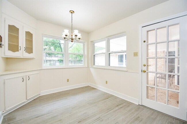 Building Photo - 3007 Broadmoor Dr