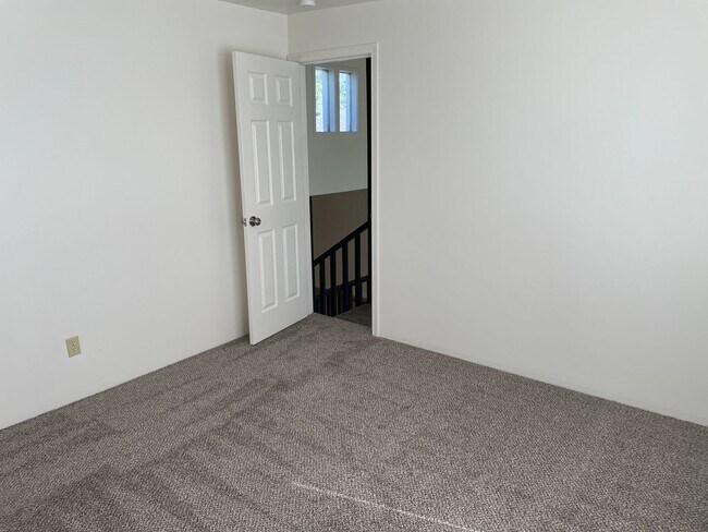 Building Photo - 2BR 1BA Duplex On Lake!!
