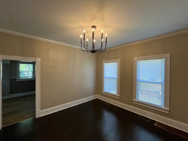 Building Photo - Newly Renovated 2 Bedroom Bungalow!!!