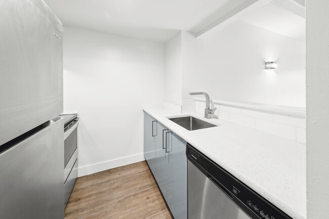 Building Photo - Luxe Tower