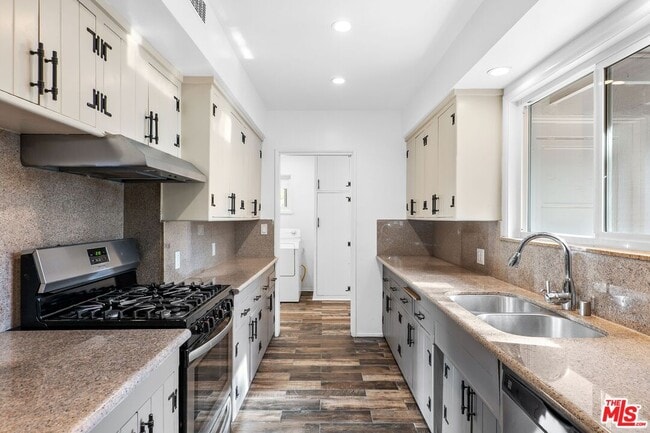 Building Photo - 15543 Del Gado Dr