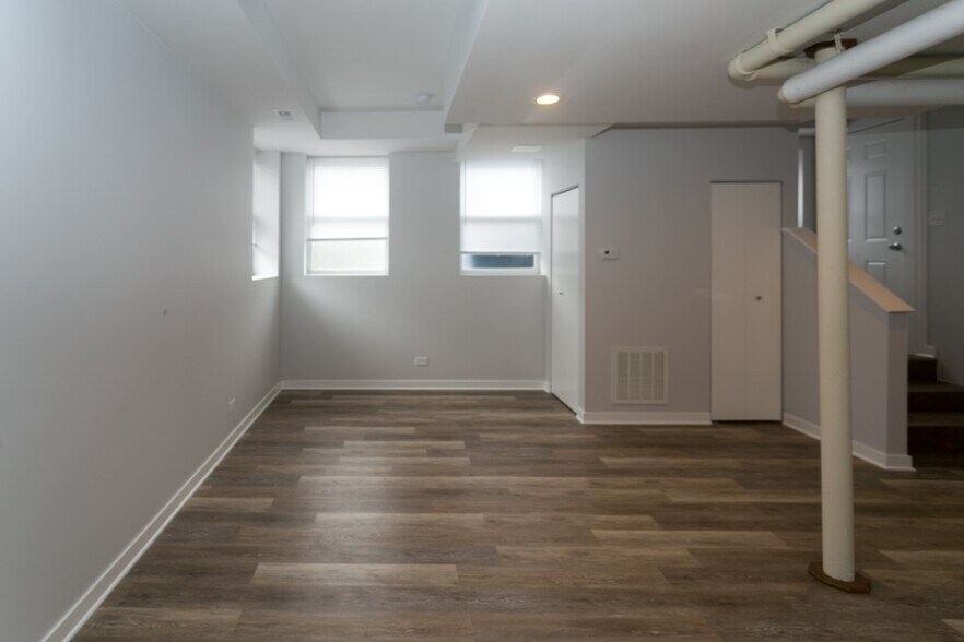 Building Photo - 4828 W Addison St