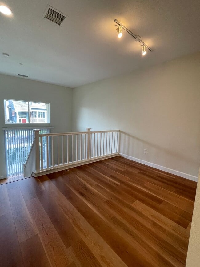 Building Photo - Great Location Spacious 3 Bedroom Townhous...