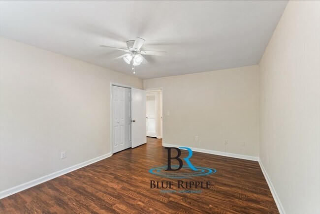 Building Photo - Spacious 3BR/2Bth Prime Smyrna Location on...