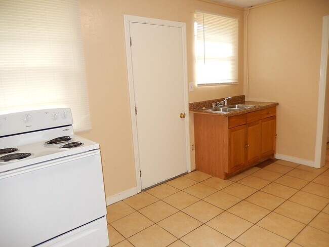 Building Photo - 1518 Pepper Dr