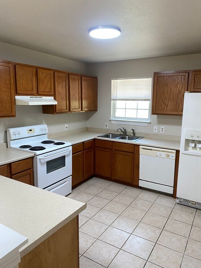 Building Photo - 617 Conway Dr