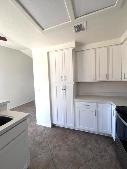 Building Photo - 53755 Avenida Diaz