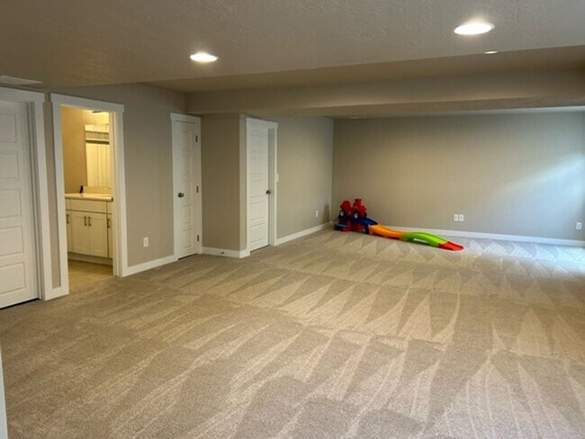 Building Photo - STUNNING Bountiful Home!!