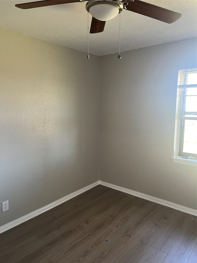 Building Photo - 402 Thompson Dr