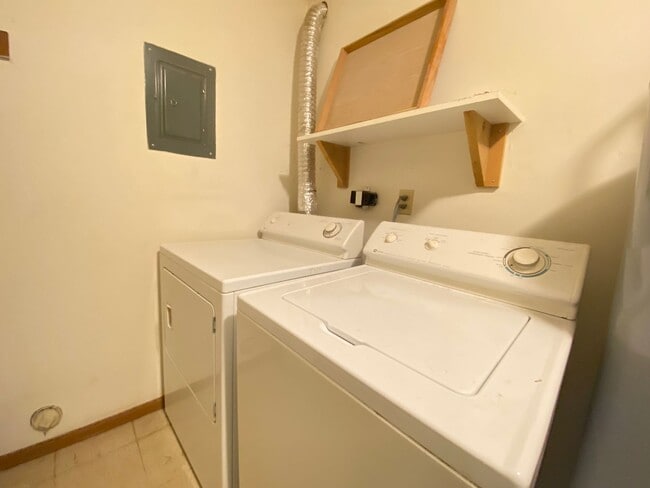 Building Photo - 2 Bedroom Duplex In Chesterton