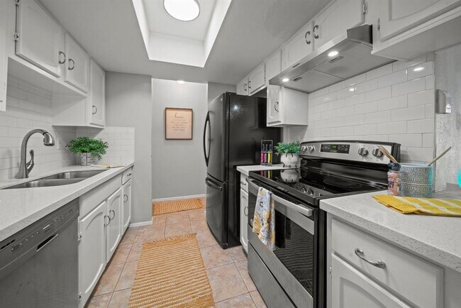 Building Photo - 14555 Wunderlich Dr