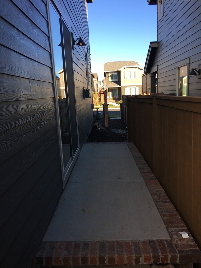 Building Photo - Gorgeous Newer Townhouse in NE Bend