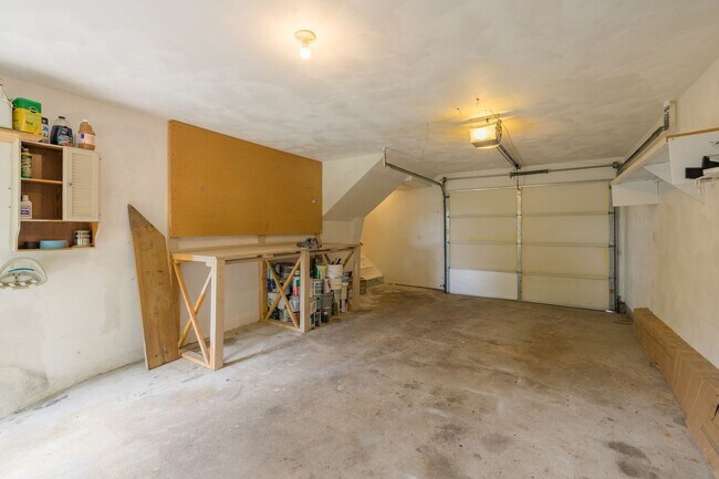 Building Photo - Large Single Family Home for Rent!
