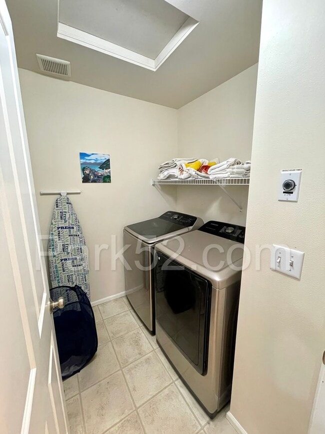 Building Photo - 3 Bedroom Plus Office Space Single Family Home in Lacey