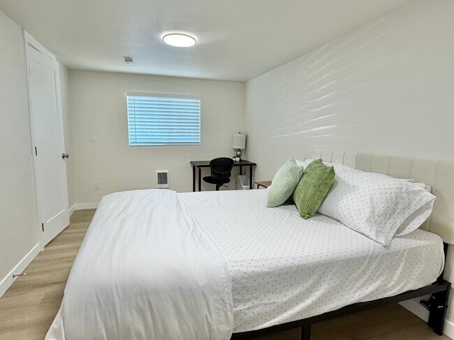 Building Photo - 506 Studio Unit