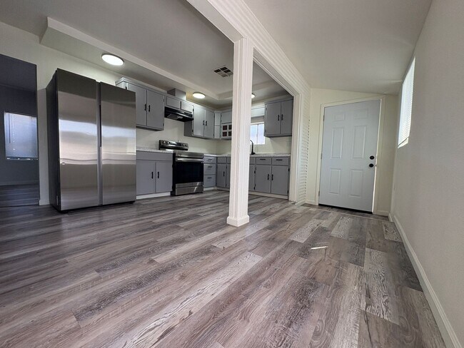Building Photo - Leasing Special: two weeks free rent! Spac...