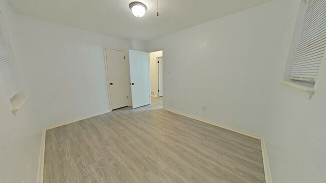 Building Photo - 4623 SE Mieling Dr