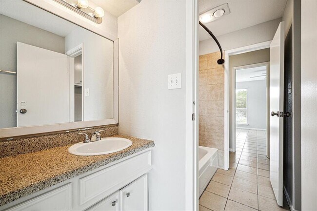 Building Photo - 4021 Briar Hollow Dr