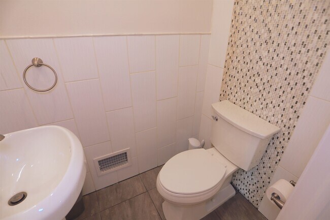 Building Photo - 106 Poplar St