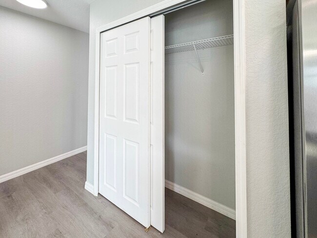 Building Photo - 6827 San Bruno Dr