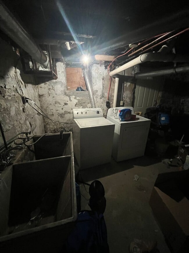 Building Photo - Five Bedroom Available for 26-27 School Year!