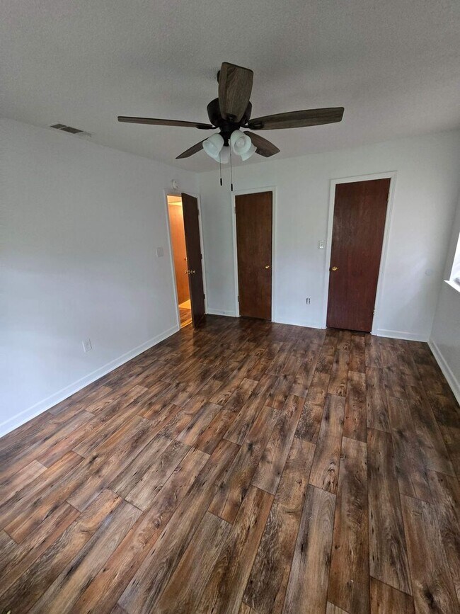 Building Photo - 2 bedroom 1 bath condo