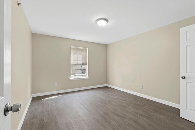 Building Photo - Spacious 2-Bed, 2-Bath Condo