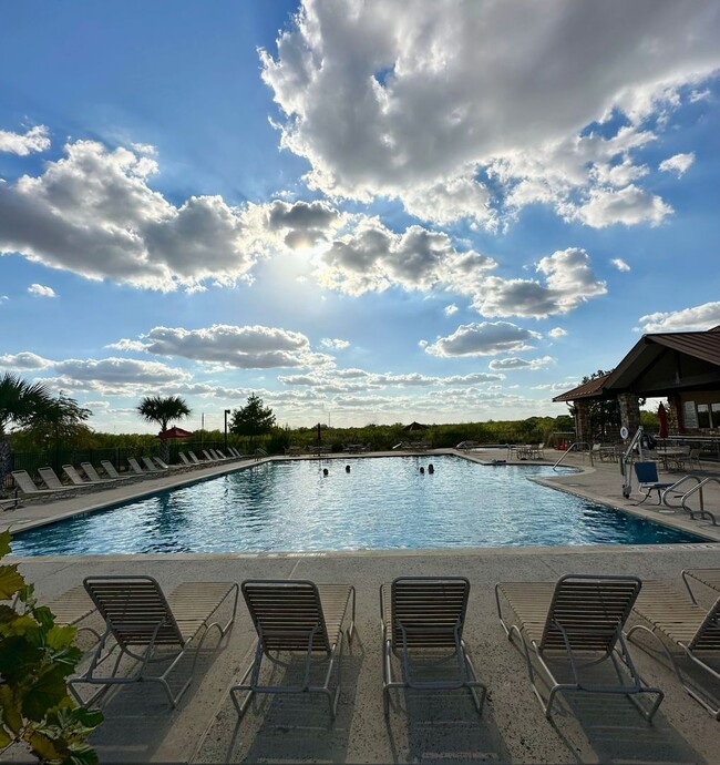 Building Photo - AVAILABLE NOW! 4 Bedroom / 2 Bath Home In ...