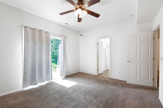 Building Photo - Relaxing townhome in Monument Villas