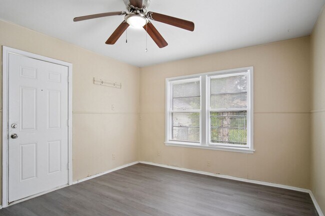 Building Photo - Close to Local Amenities and Downtown