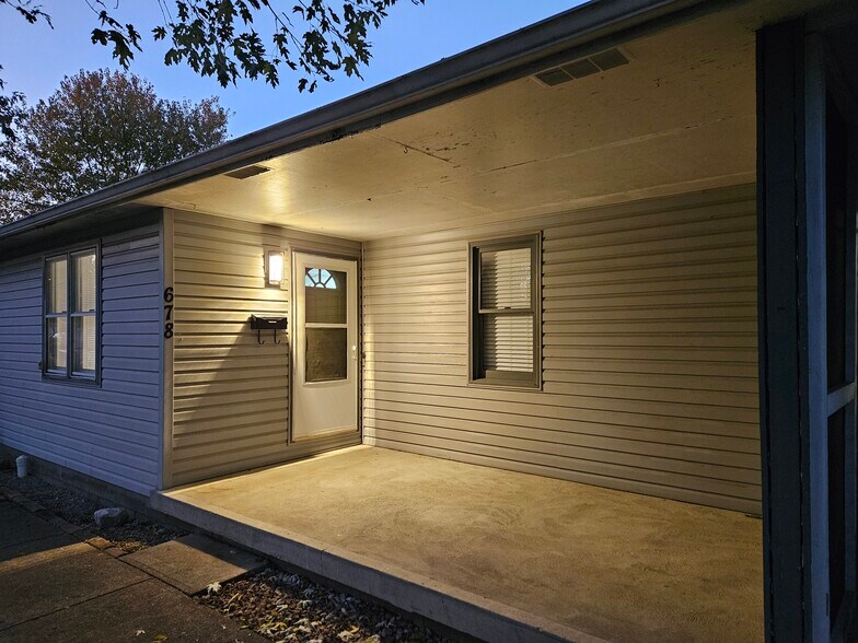 Building Photo - 678 Young St