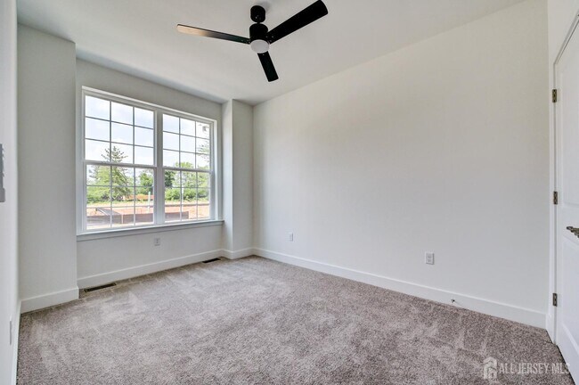Building Photo - 13 Griffin Ln