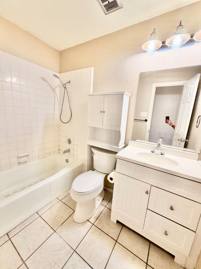 Building Photo - "Charming 3-Bedroom Home with 2 Full Baths in Lubbock's Heart – 1277 Sq Ft of Comfort Await!"