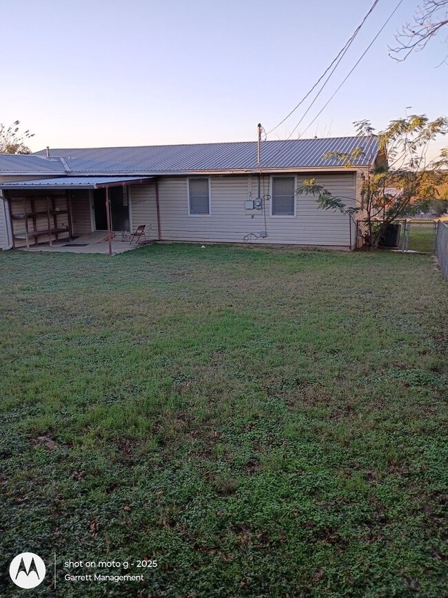 Building Photo - 3/1 Newly updated home