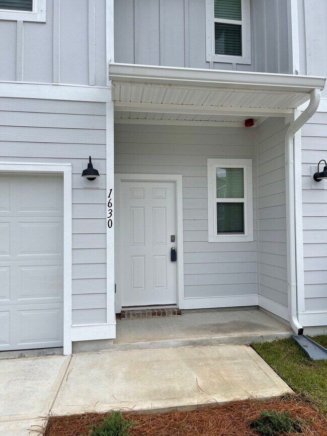 Building Photo - 1630 Iroquois Ct